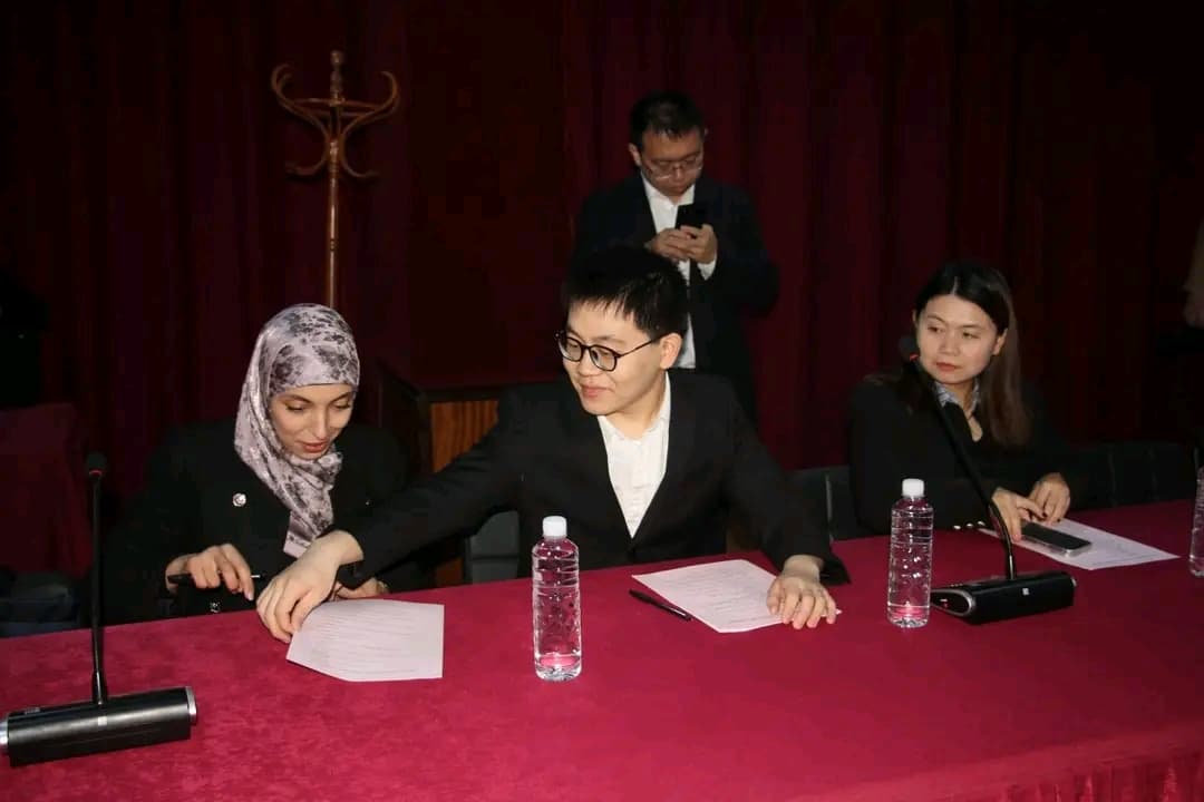 华文书籍在胡阿里·布迈丁科技大学上架