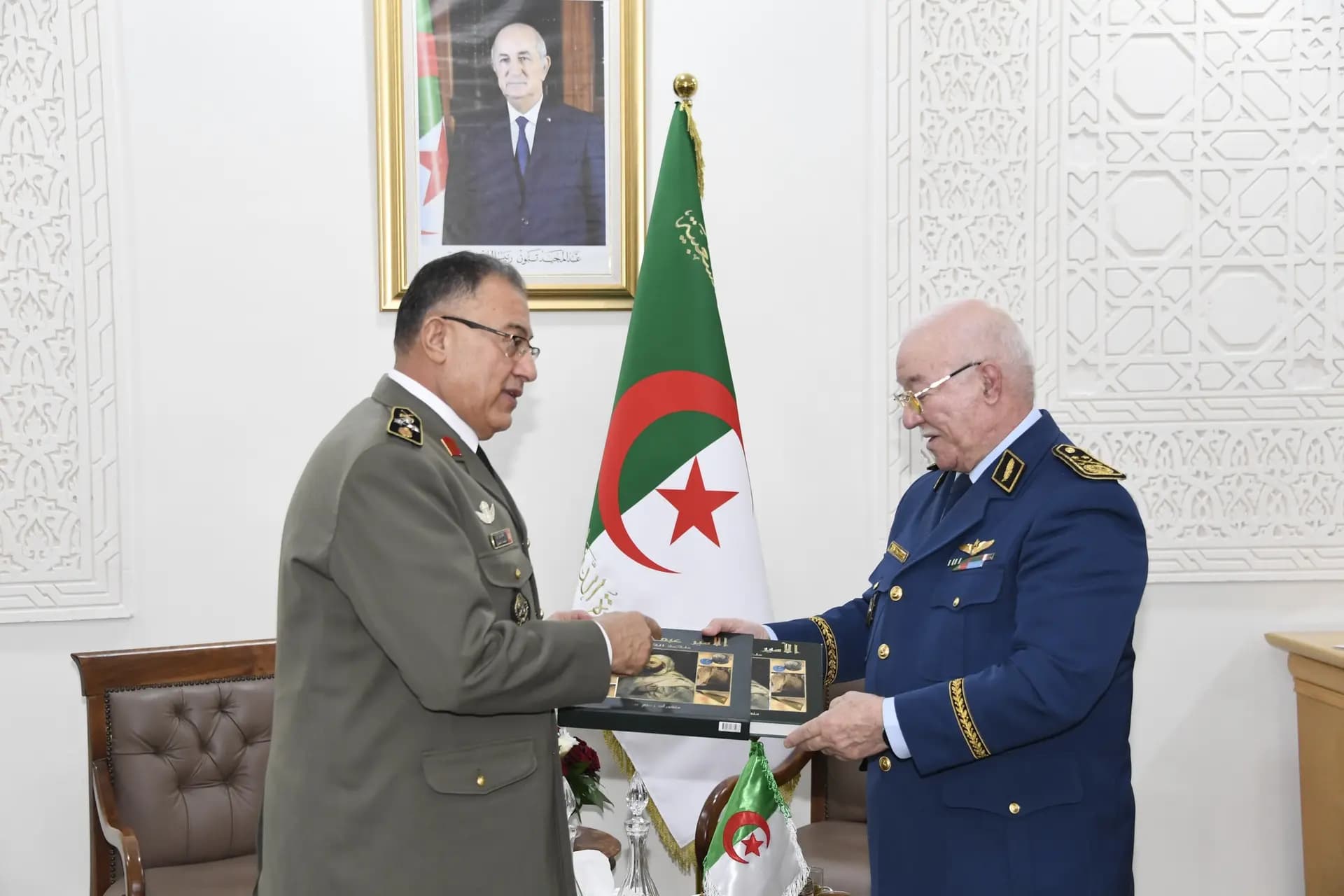 国防部秘书长会见突尼斯陆军参谋长