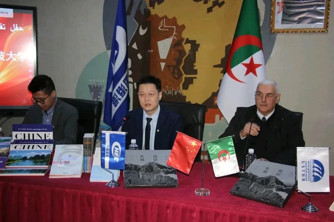 华文书籍在胡阿里·布迈丁科技大学上架