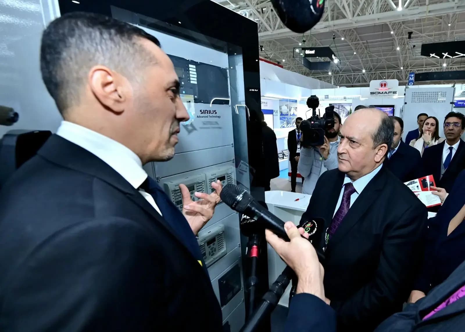 总理访问阿尔及利亚生产展览会