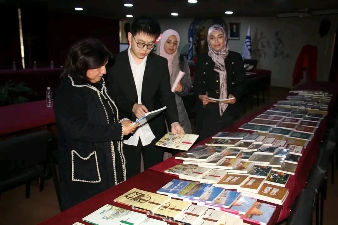 华文书籍在胡阿里·布迈丁科技大学上架