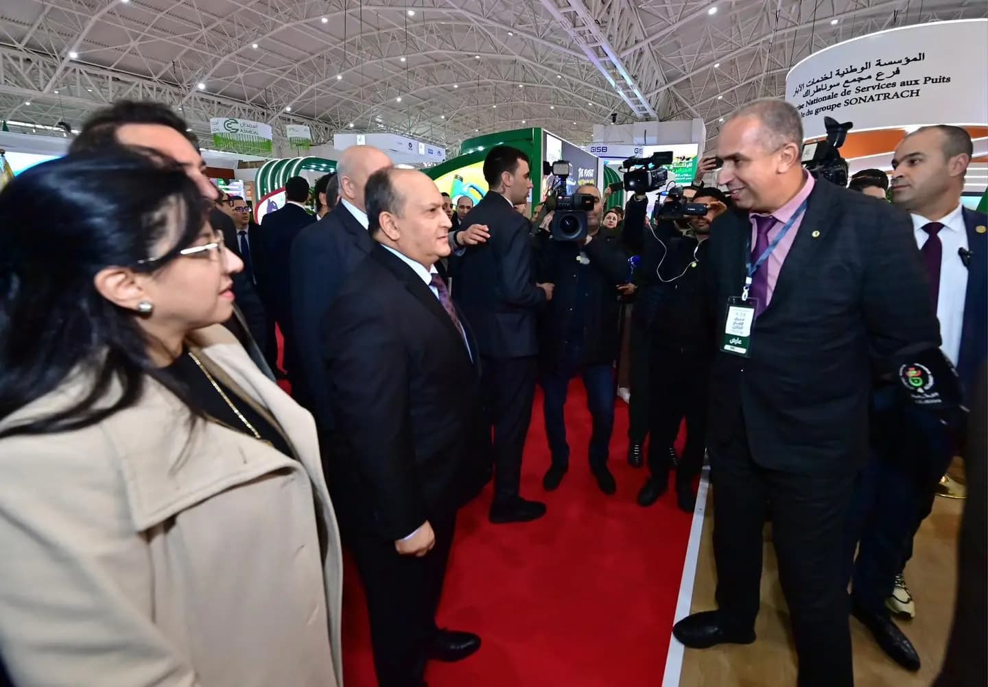 总理访问阿尔及利亚生产展览会