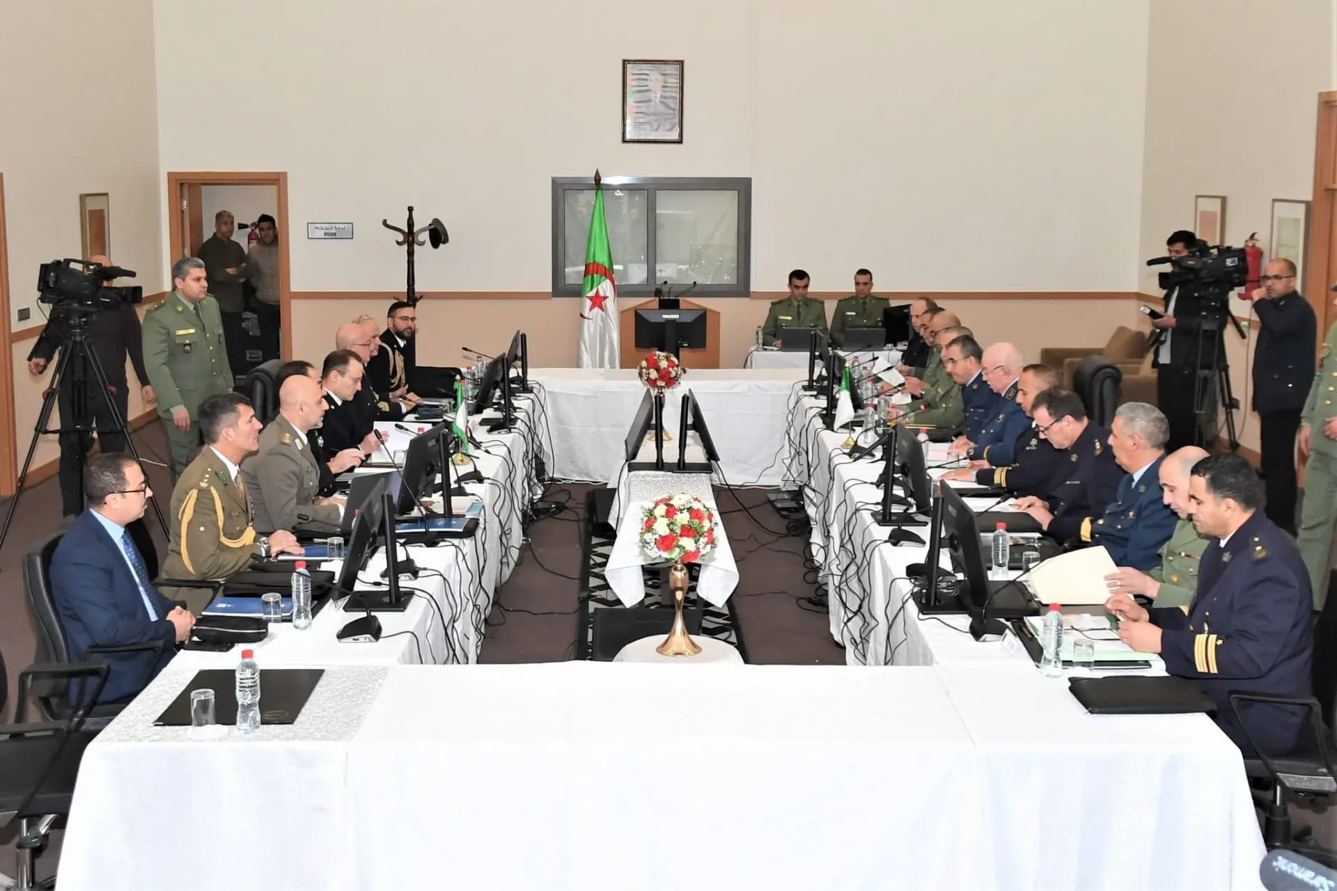 阿尔及利亚国防部秘书长会见意大利国家军备局局长