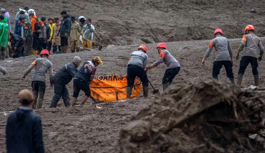 印度尼西亚：山体滑坡后对80名失踪人员的搜救工作恢复进行
