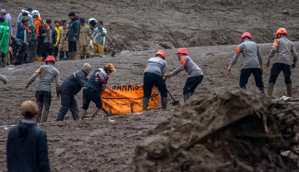 印度尼西亚：山体滑坡后对80名失踪人员的搜救工作恢复进行
