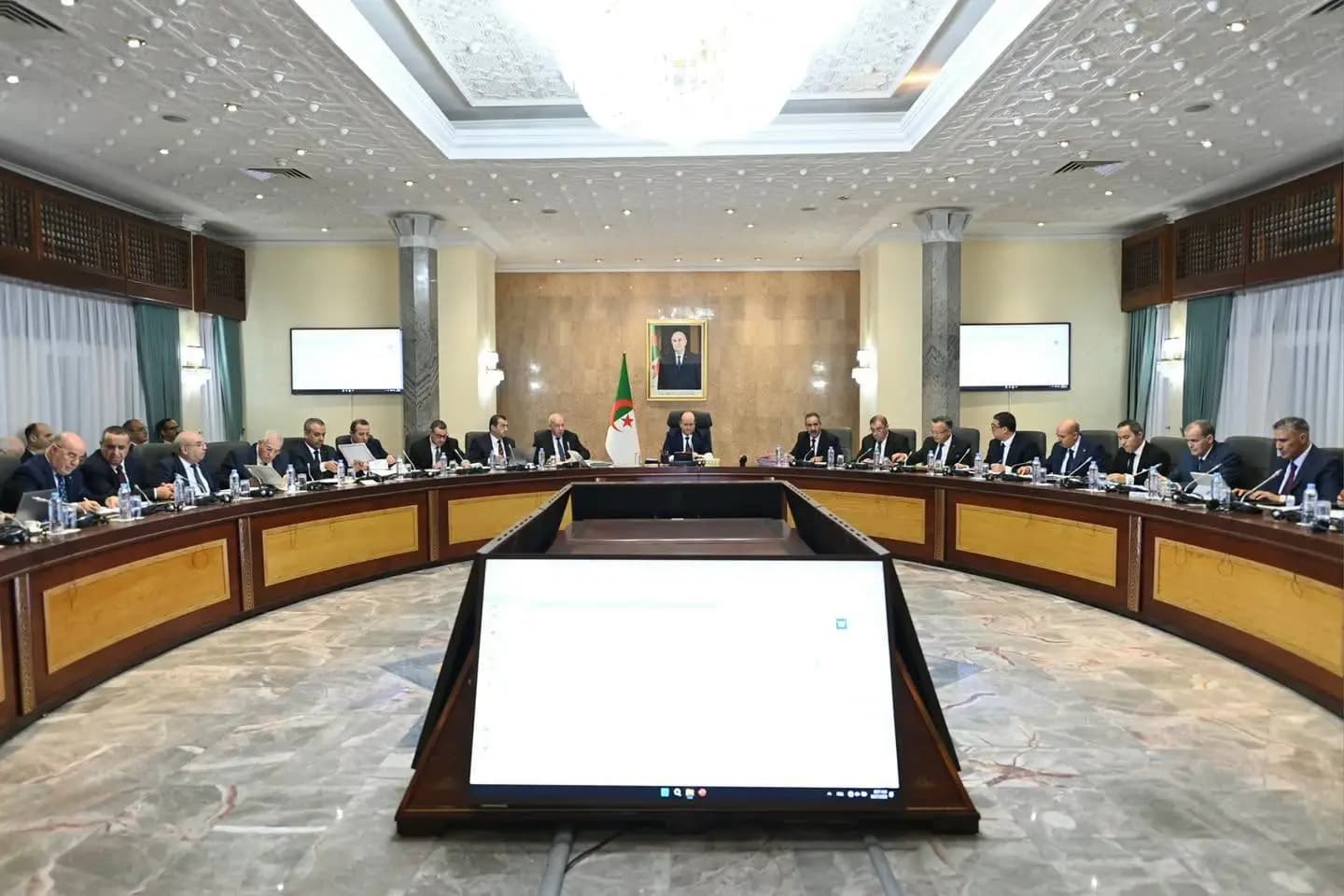 汇报落实共和国总统在最近一次部长会议上作出的决定的执行情况