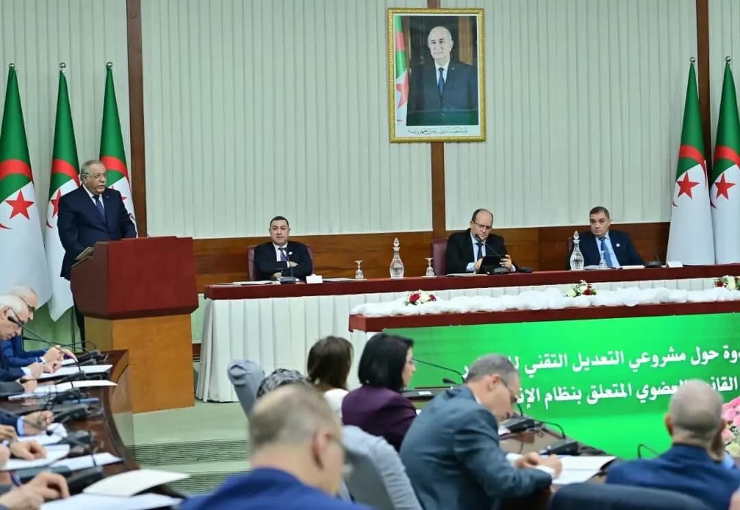 总理 西菲·格里耶布主持宪法技术性修正案及选举法修订项目全国会议的开幕式