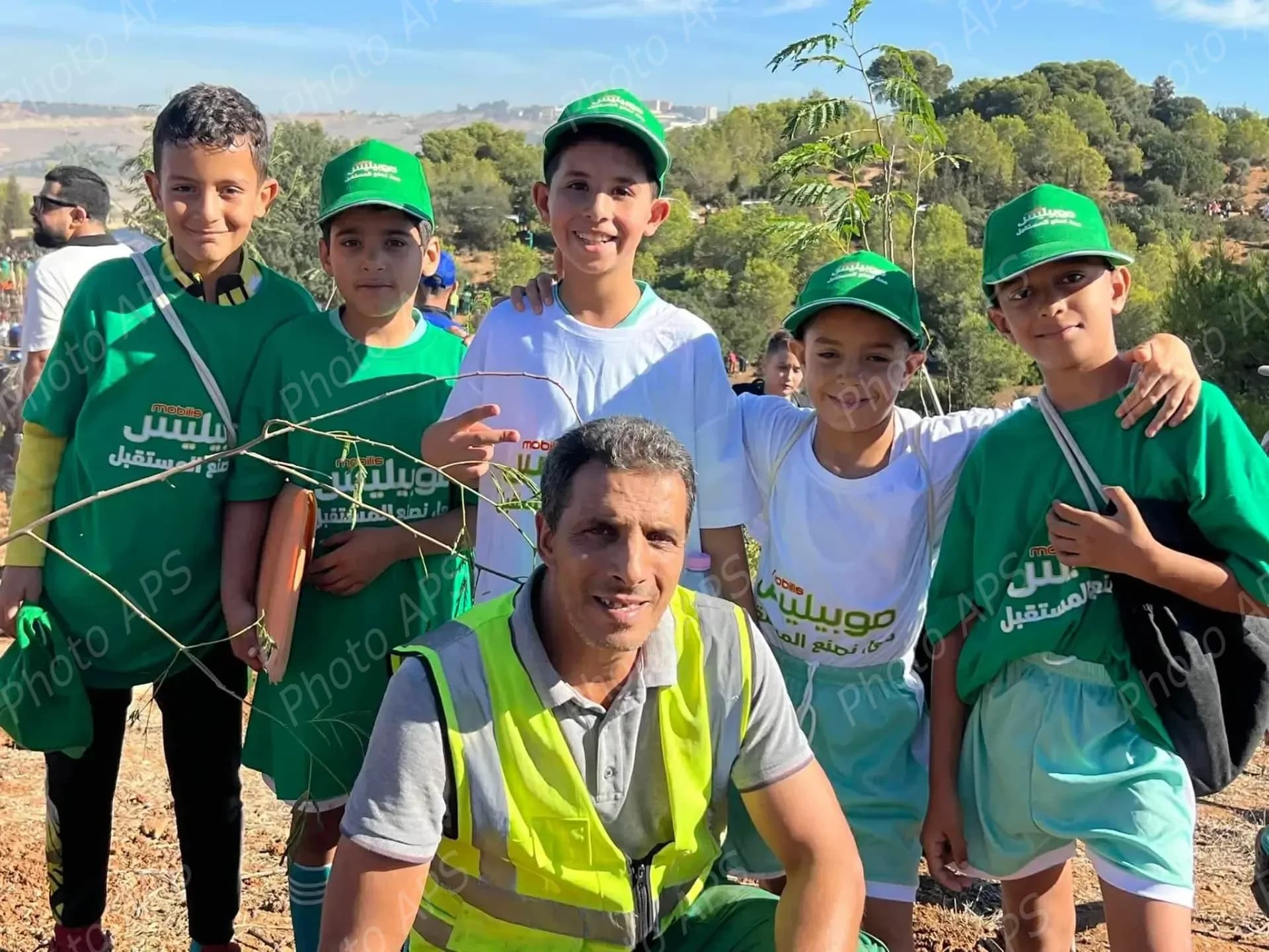 “植树一百万棵”活动：全国各地公民踊跃参与，掀起前所未有的绿色热潮