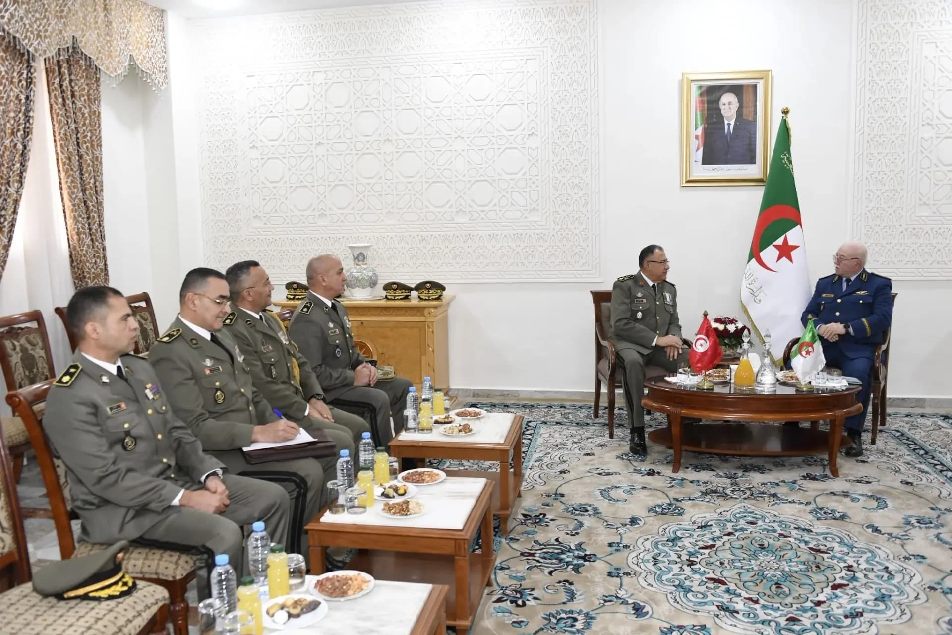 国防部秘书长会见突尼斯陆军参谋长