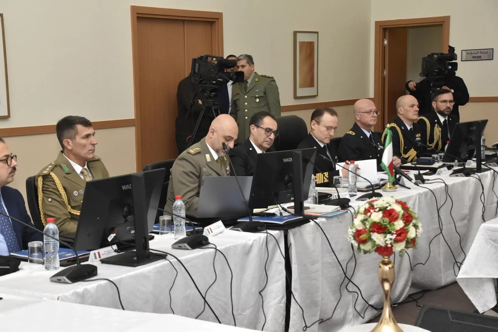 阿尔及利亚国防部秘书长会见意大利国家军备局局长