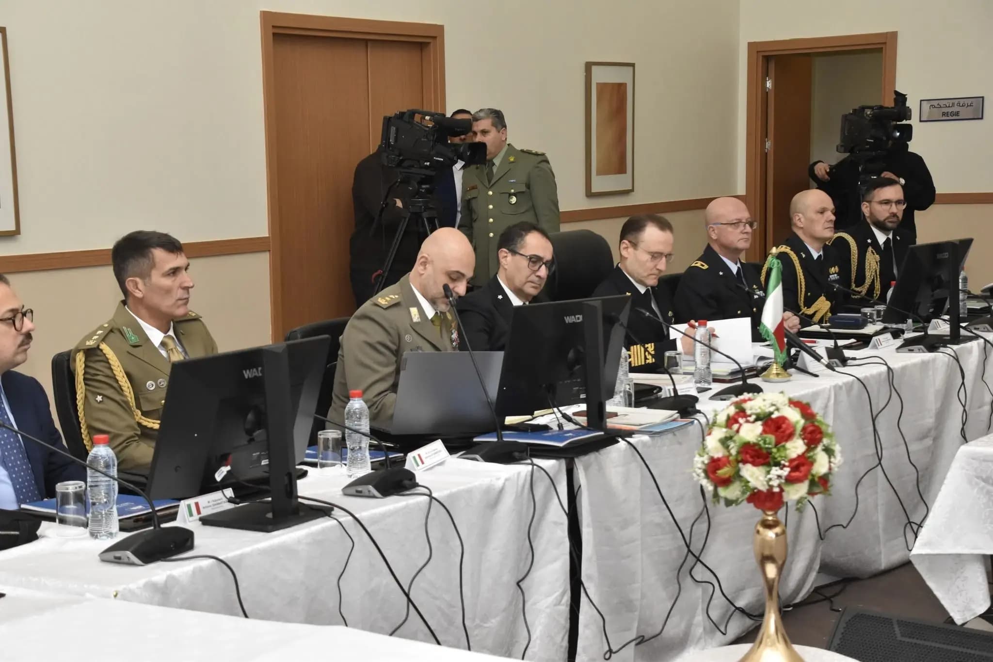 阿尔及利亚国防部秘书长会见意大利国家军备局局长