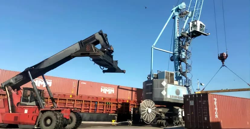 斯基克达—瓦伦西亚新每周航运班轮的首艘轮船靠港