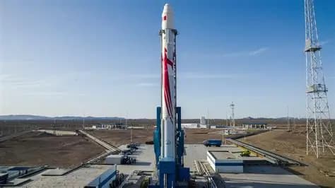 中国成功使用“朱雀二号E”运载火箭将10颗卫星发射升空