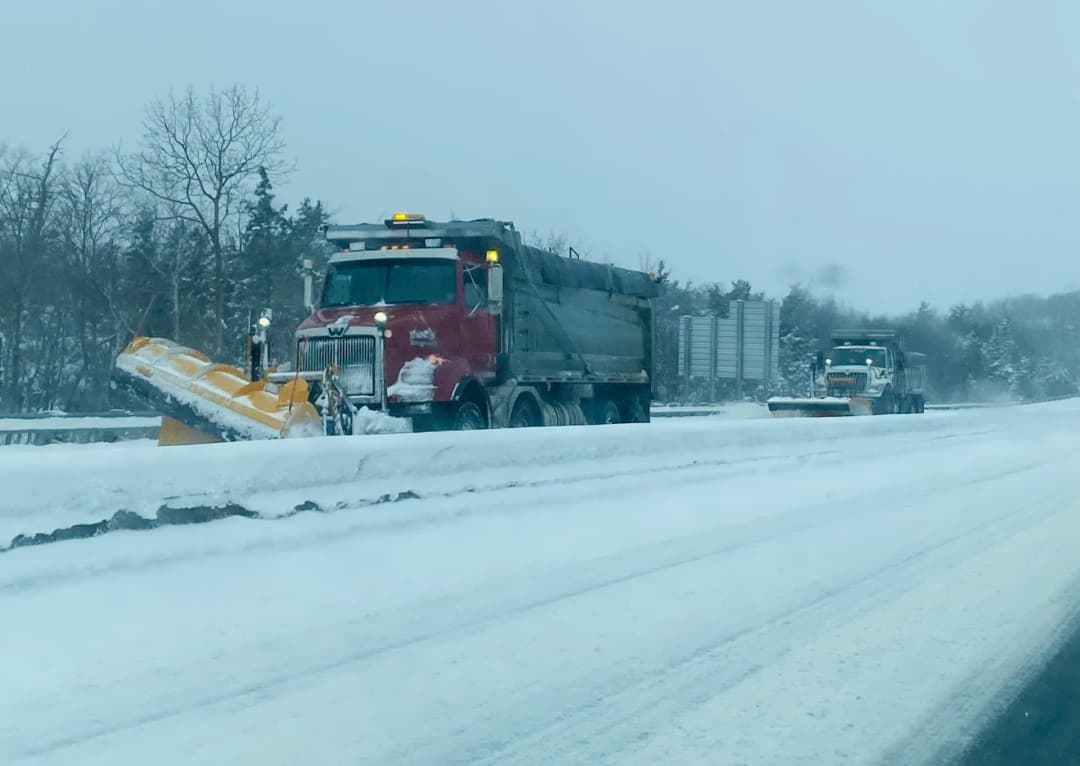 天气：冬季风暴袭击加拿大东部，“科吉”飓风横扫澳大利亚昆士兰州海岸