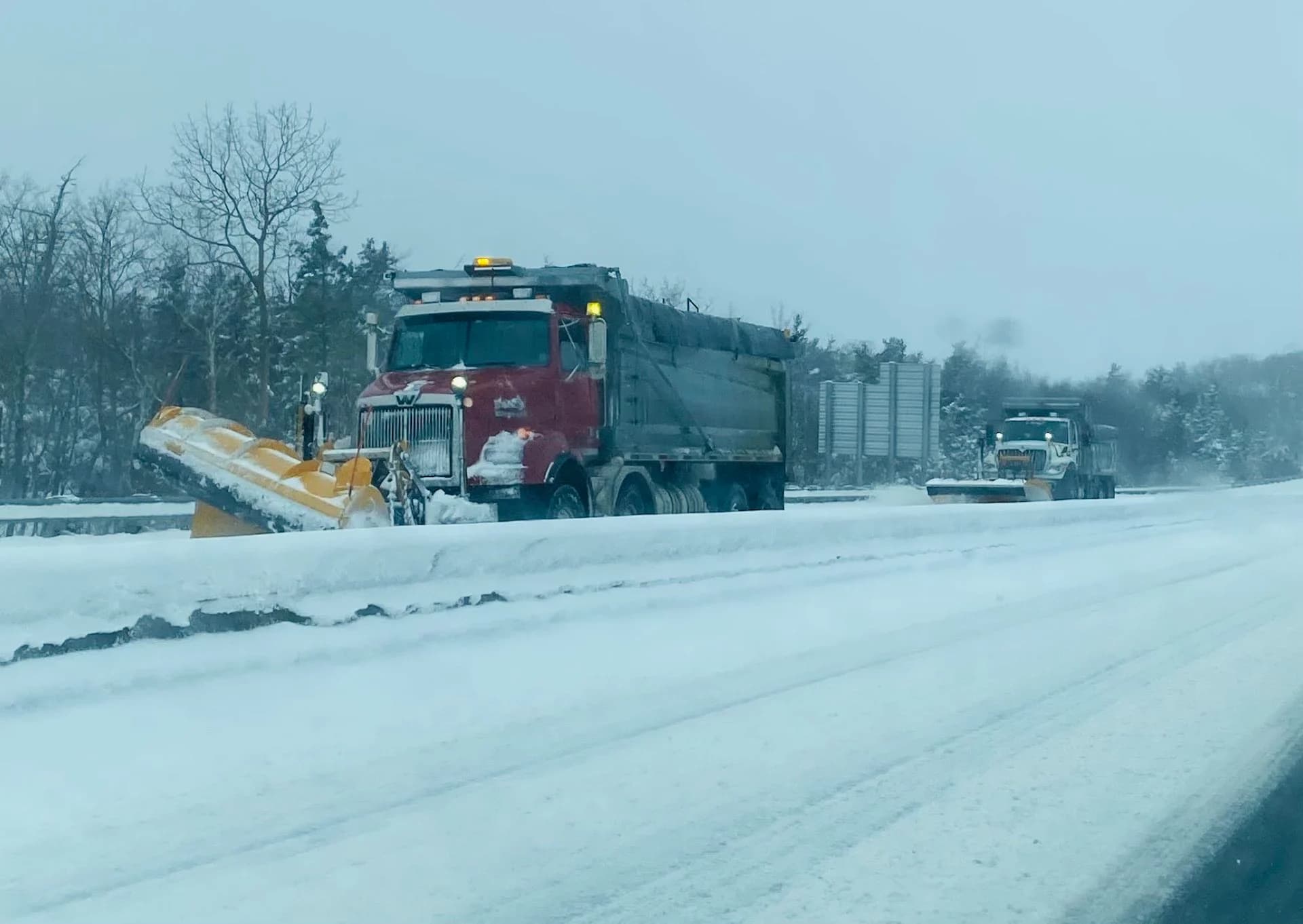 天气：冬季风暴袭击加拿大东部，“科吉”飓风横扫澳大利亚昆士兰州海岸