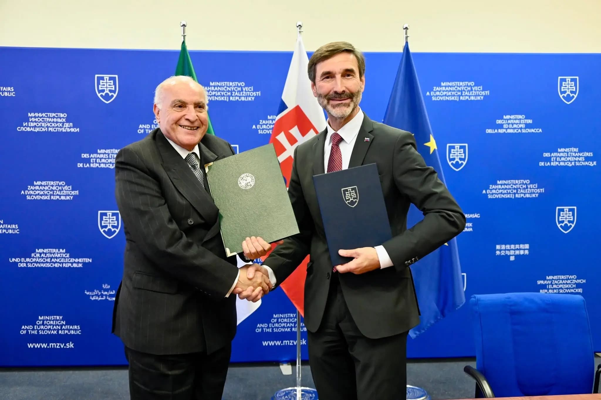 阿塔夫与斯洛伐克外交部长进行双边会谈