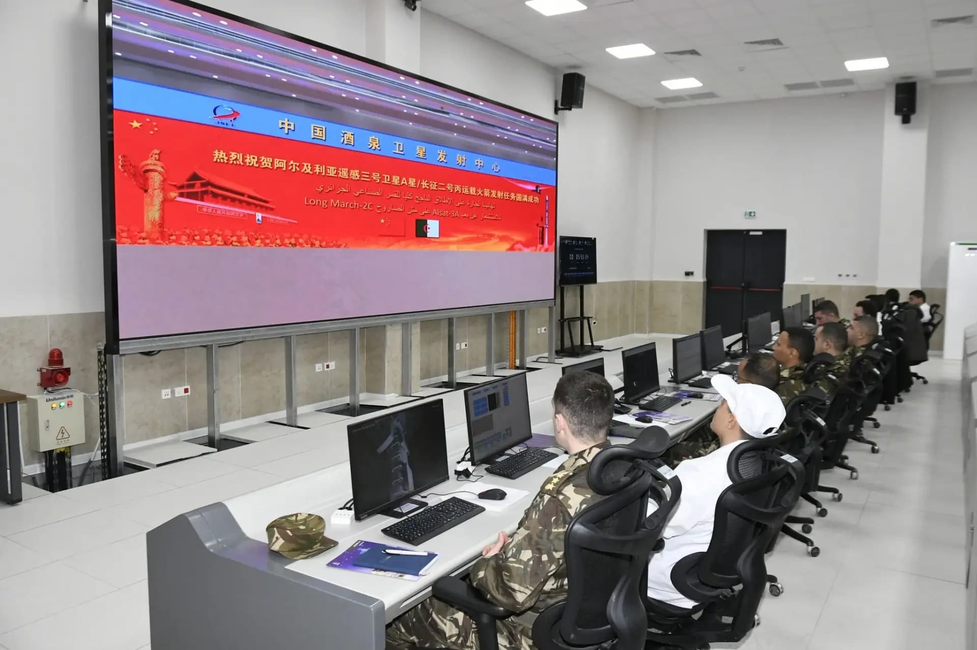 陆军上将赛义德·查内格里哈监督“Alsat-3A”卫星发射