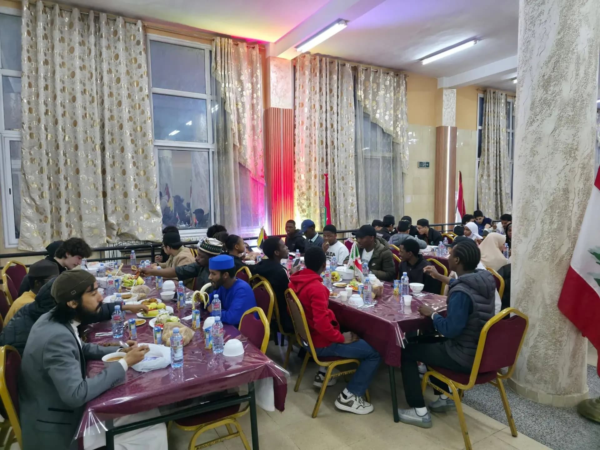 为国际学生举办集体开斋宴