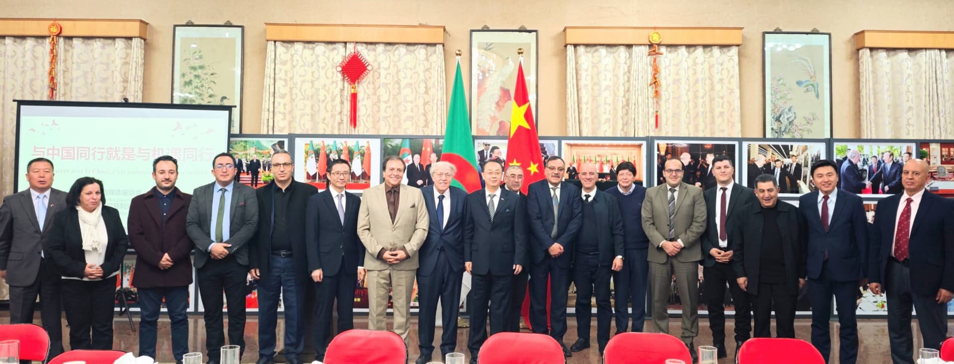 驻阿尔及利亚大使董广利举行学者媒体座谈会宣介全国两会精神