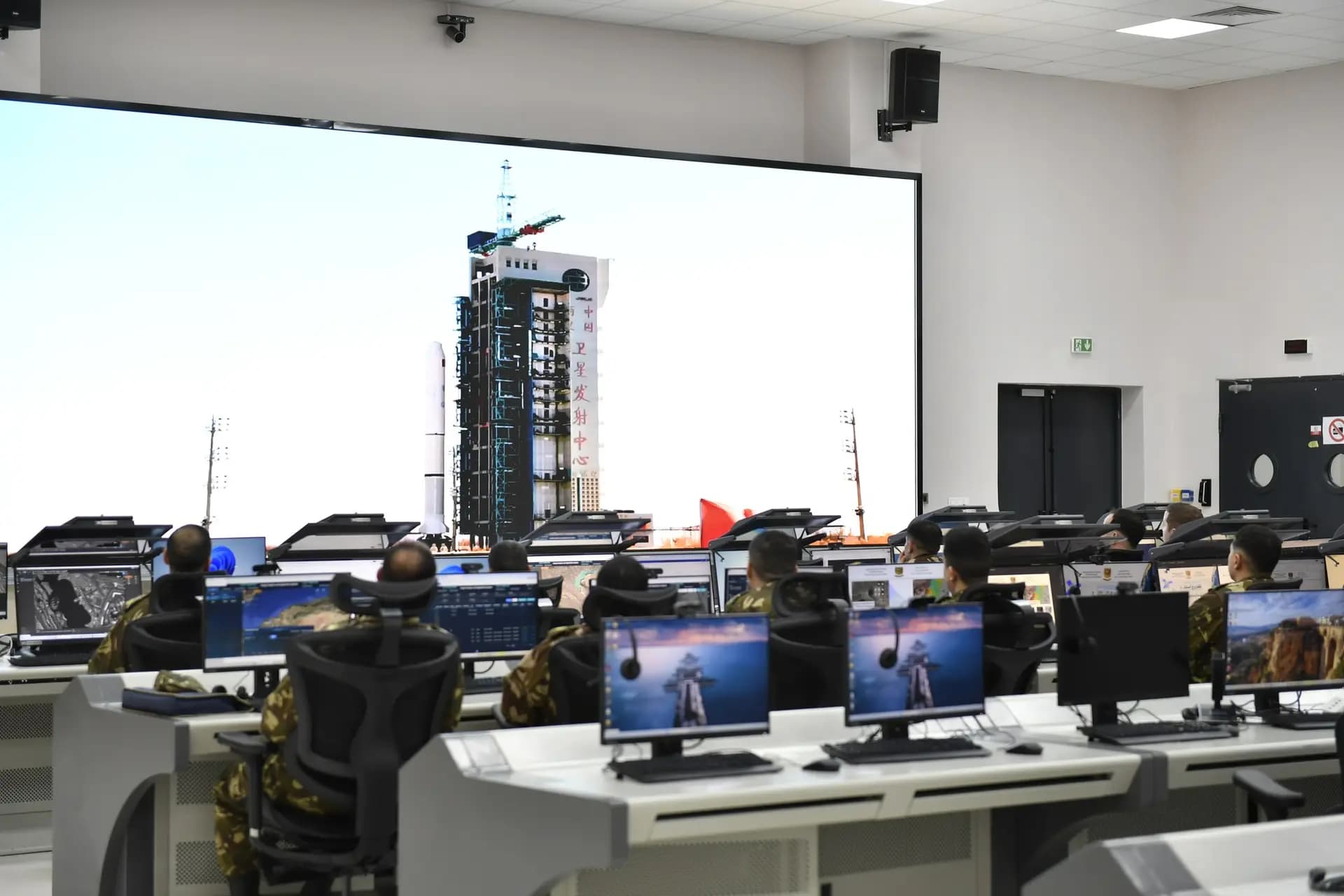 陆军上将赛义德·查内格里哈监督“Alsat-3A”卫星发射