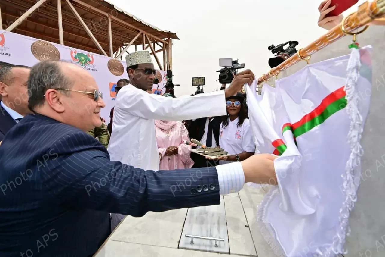 在尼亚美为阿尔及利亚—尼日尔团结发电站奠基