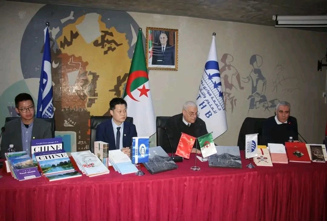 华文书籍在胡阿里·布迈丁科技大学上架