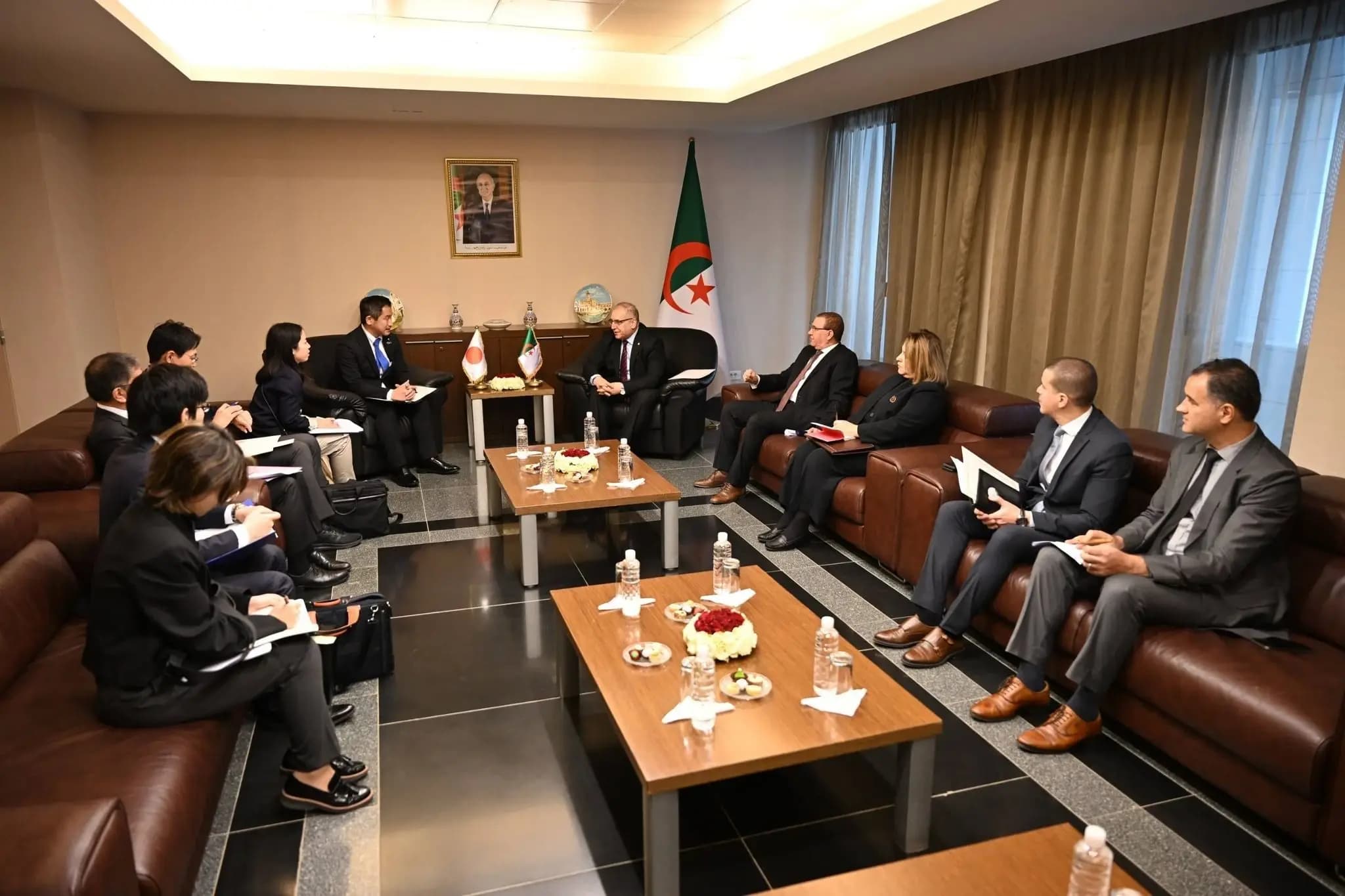 马格拉马内与日本外务副大臣举行工作会议