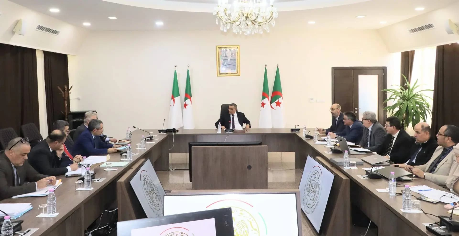 公共工程部长主持关于行业路线图及在建项目的协调会议