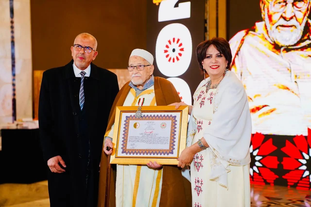 共和国总统向学者谢赫·穆罕默德·萨拉赫·塞迪克授予国家功绩勋章“阿希德”（Ahid）级别
