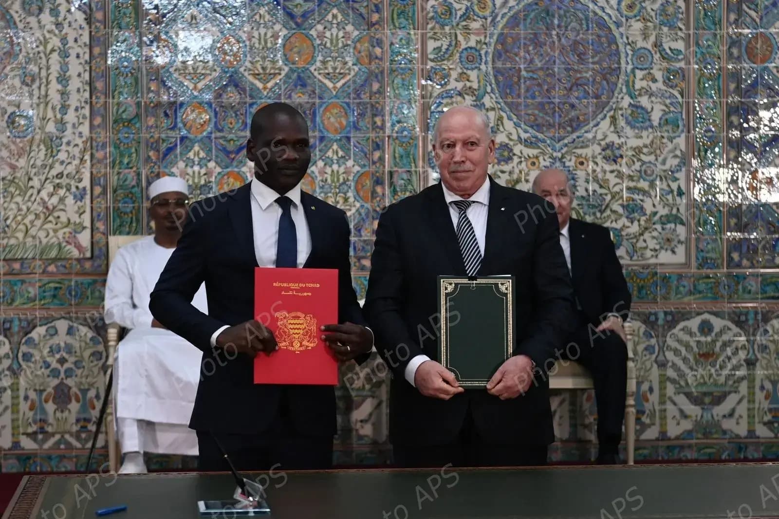 共和国总统与乍得总统共同主持多项合作协议签署仪式