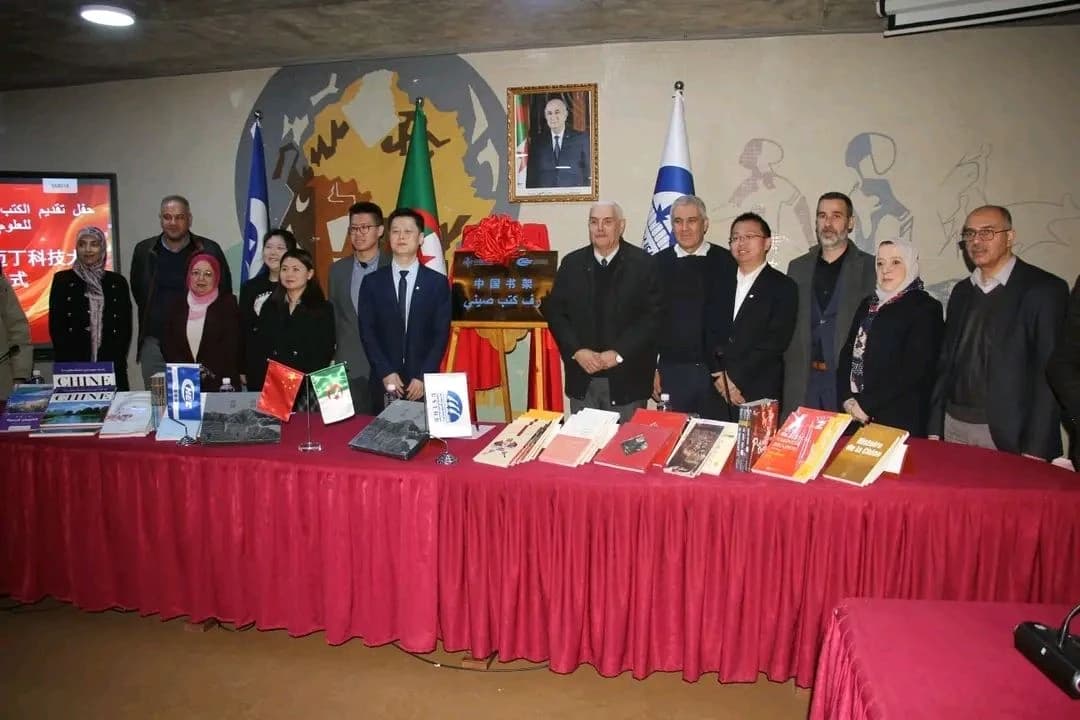 华文书籍在胡阿里·布迈丁科技大学上架