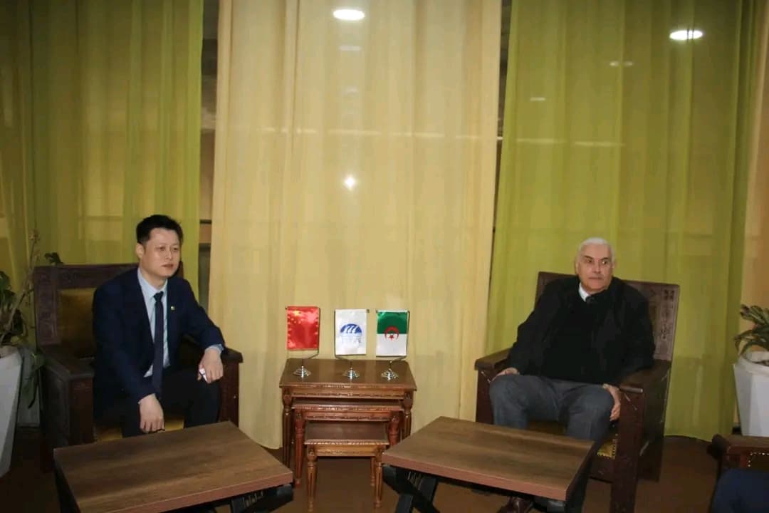 华文书籍在胡阿里·布迈丁科技大学上架