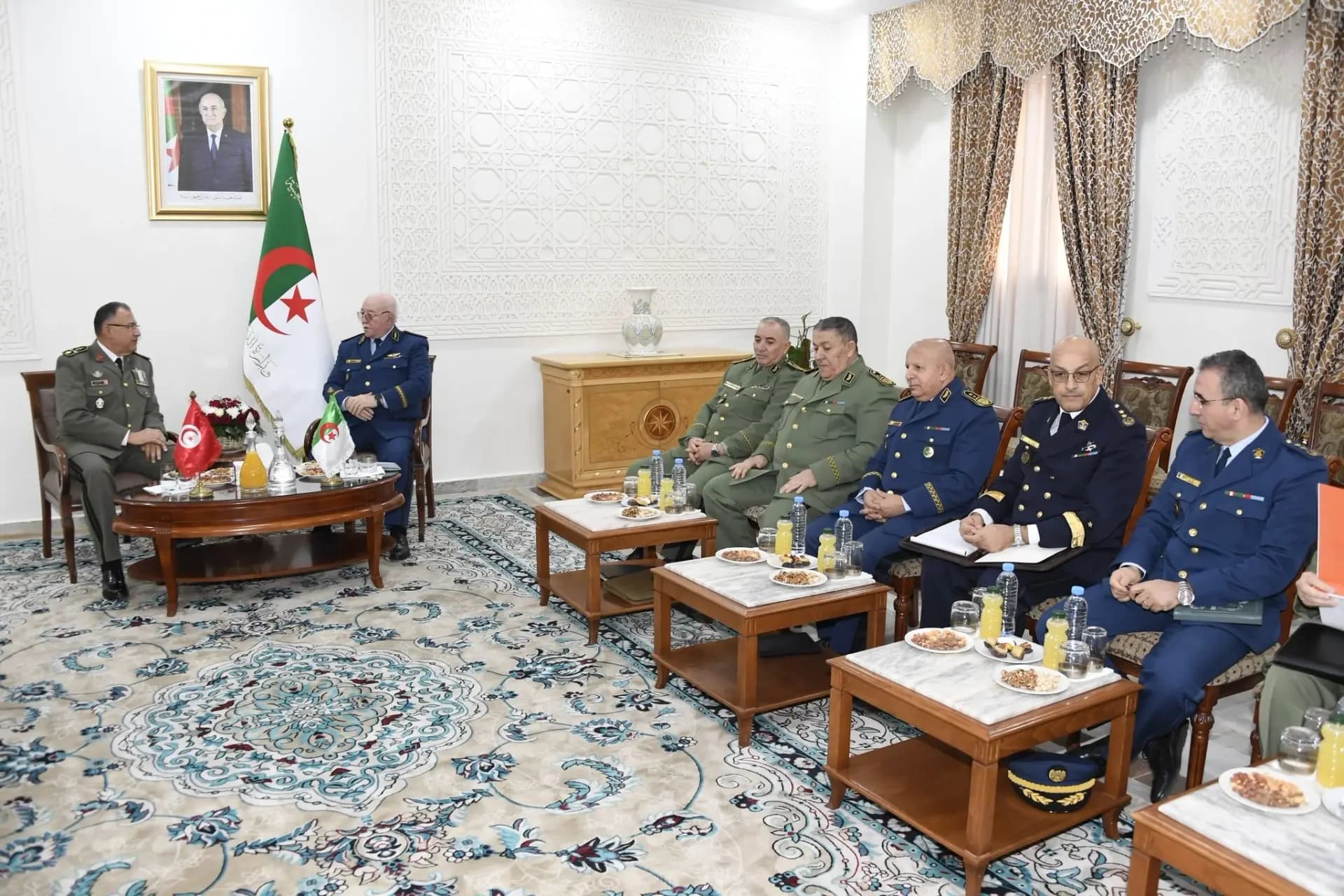 国防部秘书长会见突尼斯陆军参谋长