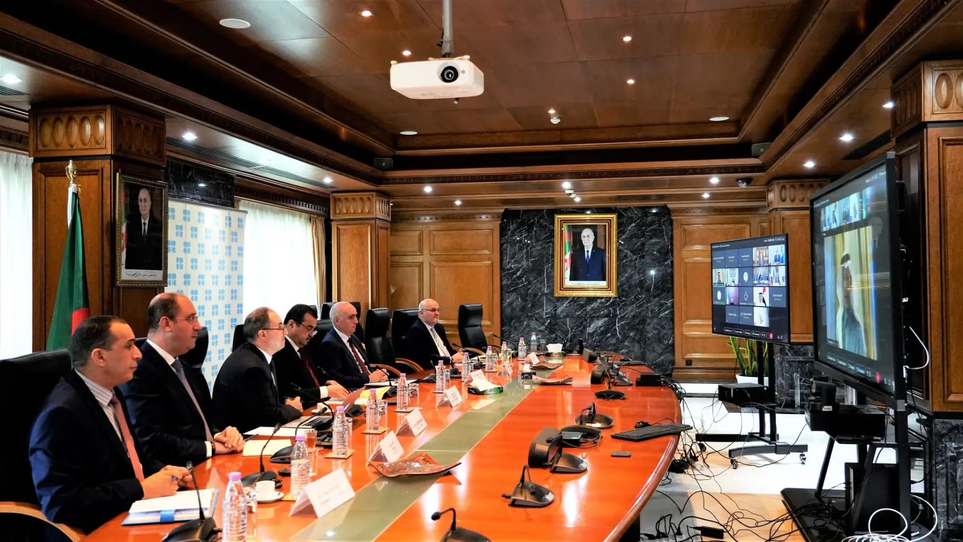 欧佩克+：阿尔及利亚及另外七国重申决定在第一季度暂停增产