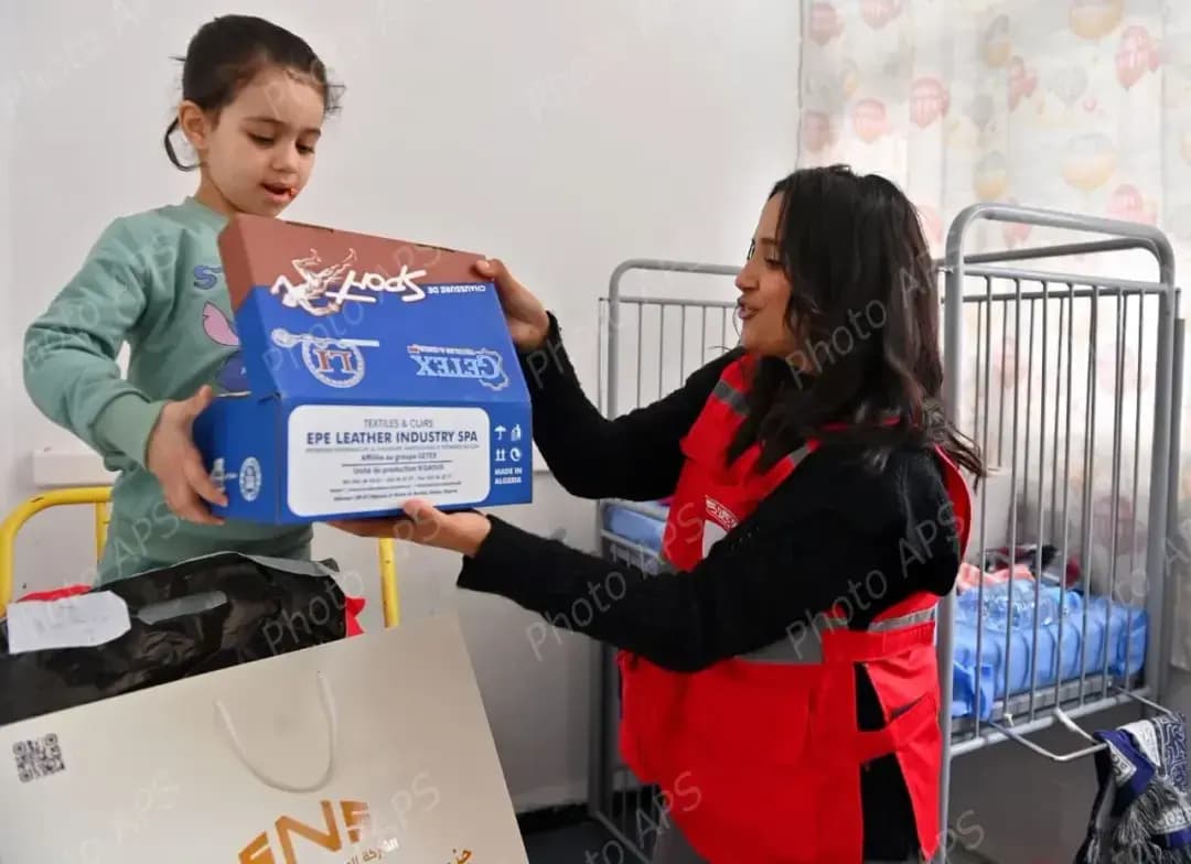 在贝尼梅苏大学医院为住院的病童分发开斋节服装