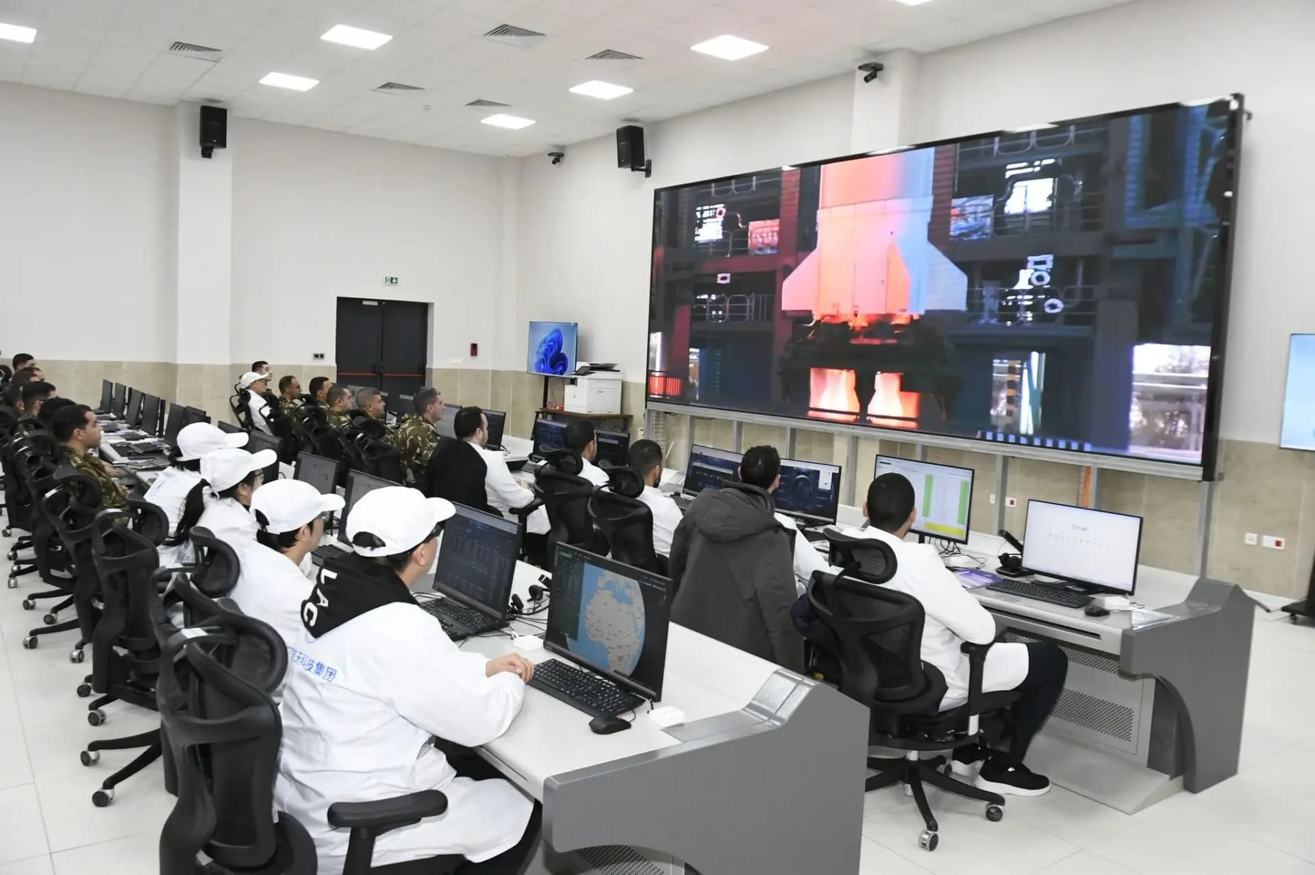 陆军上将赛义德·查内格里哈监督“Alsat-3A”卫星发射