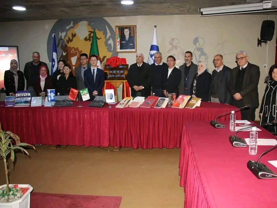 华文书籍在胡阿里·布迈丁科技大学上架