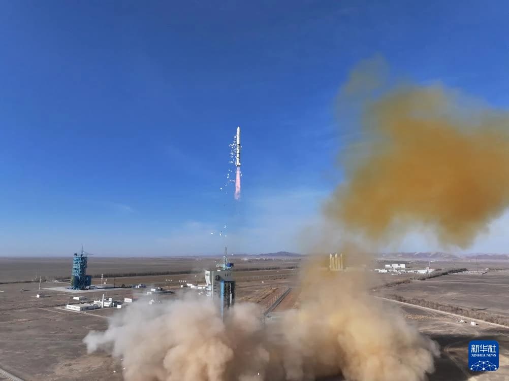 陆军上将赛义德·查内格里哈监督“Alsat-3A”卫星发射