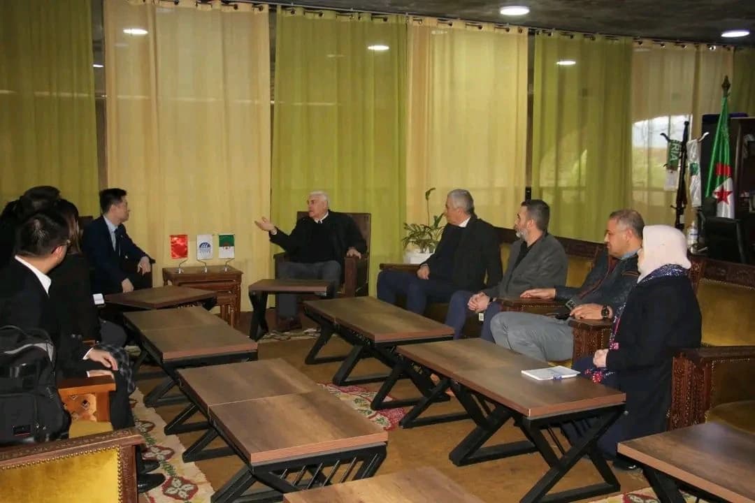 华文书籍在胡阿里·布迈丁科技大学上架