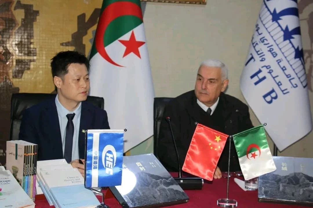 华文书籍在胡阿里·布迈丁科技大学上架