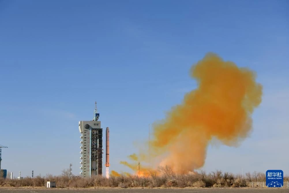 陆军上将赛义德·查内格里哈监督“Alsat-3A”卫星发射