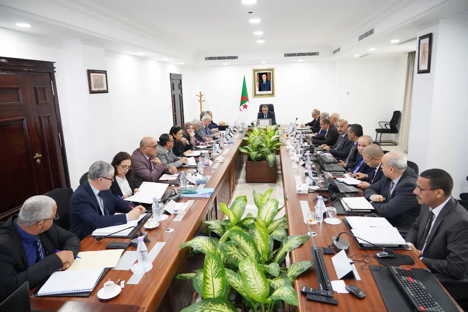 阿贾尔主持会议跟进松尔加兹集团项目进展