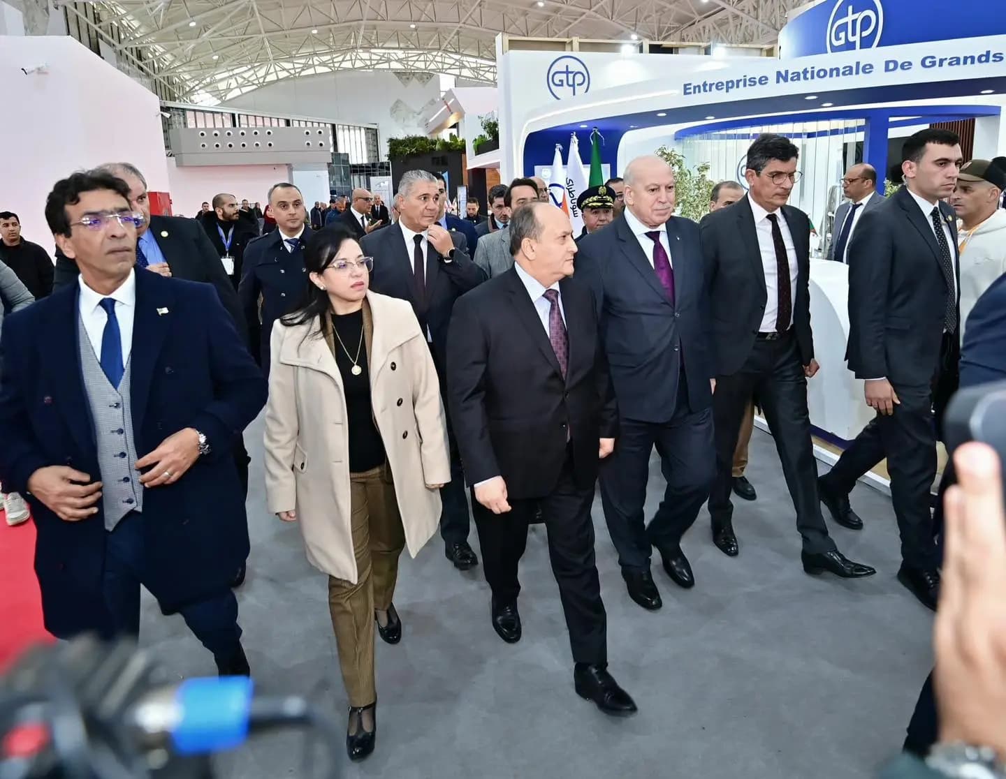 总理访问阿尔及利亚生产展览会