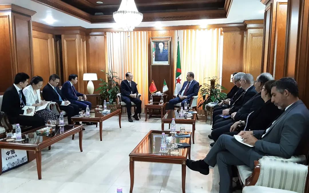 阿尔及利亚石油与矿业部长Arkab与中国驻阿尔及利亚大使会谈
推动石油和矿业领域合作