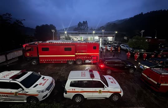 中国一辆汽车坠入河中，造成10人失踪