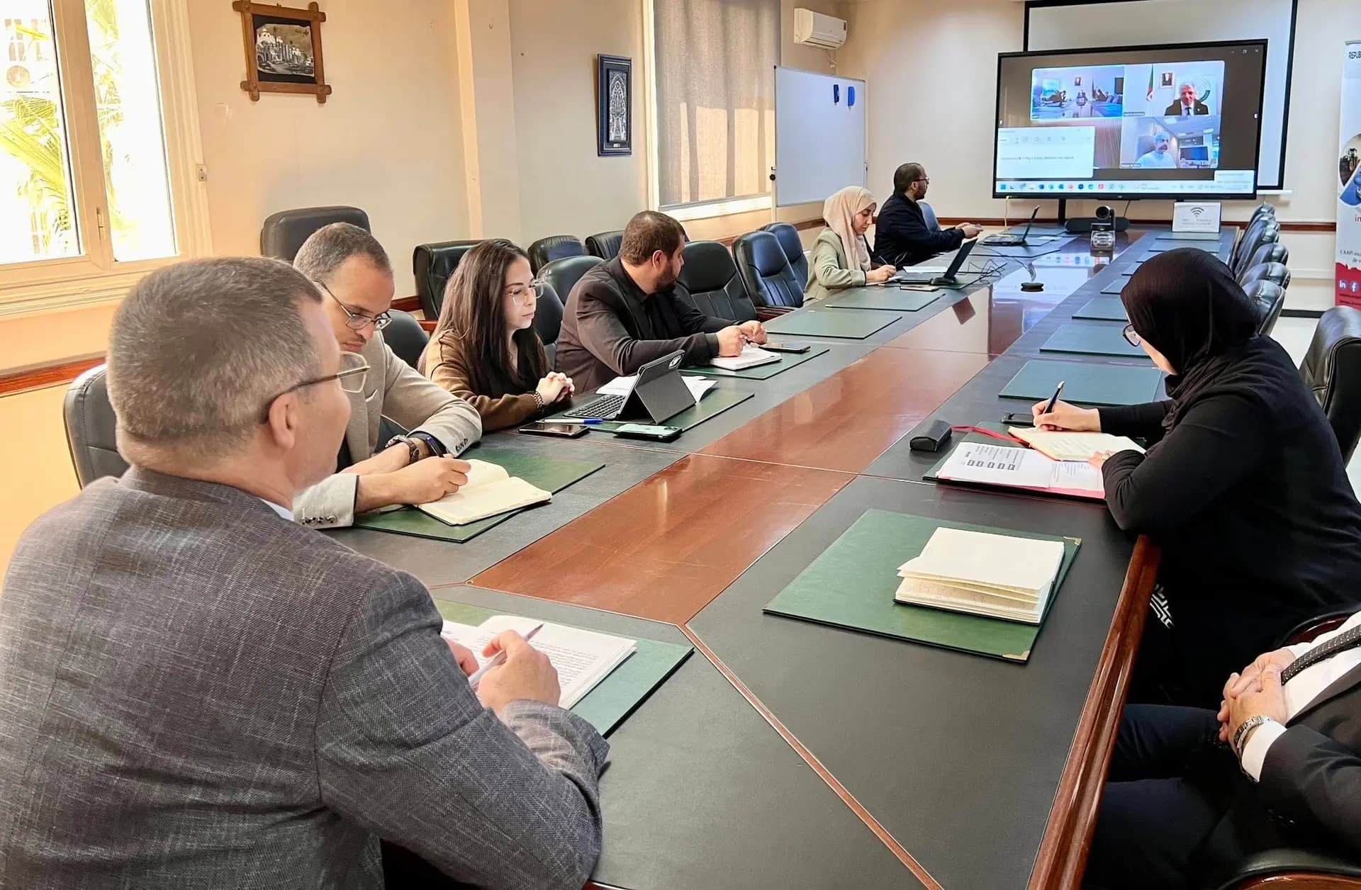 阿尔及利亚投资促进局与“投资阿曼”平台探讨加强合作