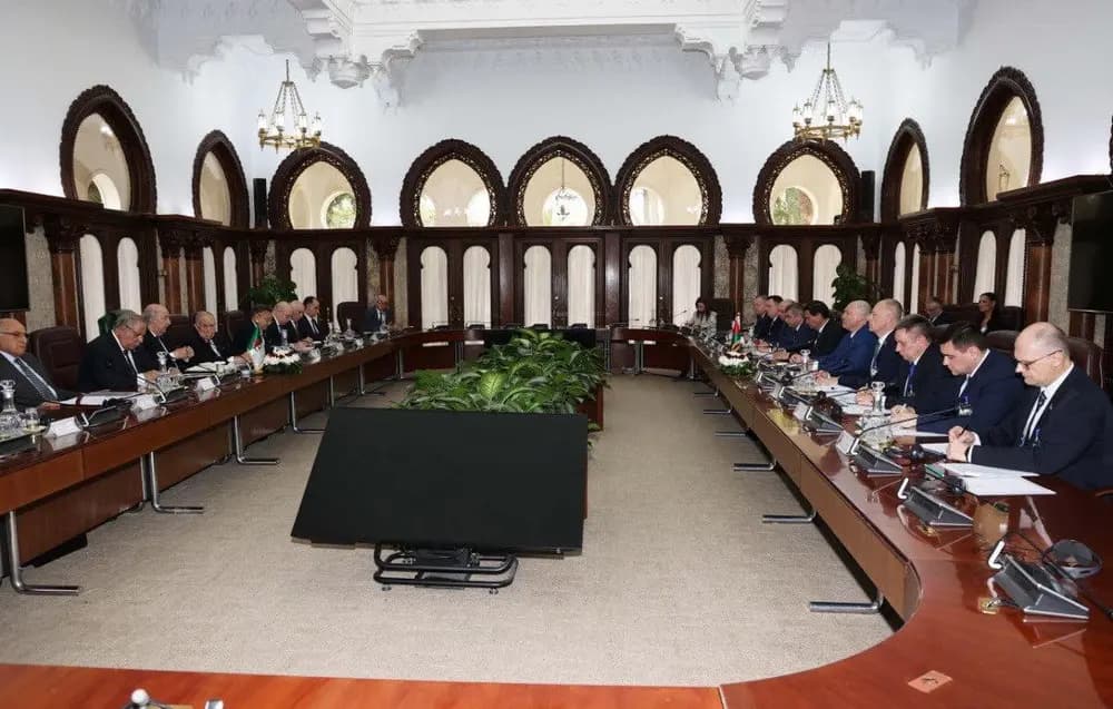 阿尔及尔（APS）——阿尔及利亚总统阿卜杜勒-马吉德·特本与白俄罗斯总统亚历山大·卢卡申科的会谈扩大至两国代表团，会议在涵盖各领域合作的多项协议和谅解备忘录签署后圆满结束。