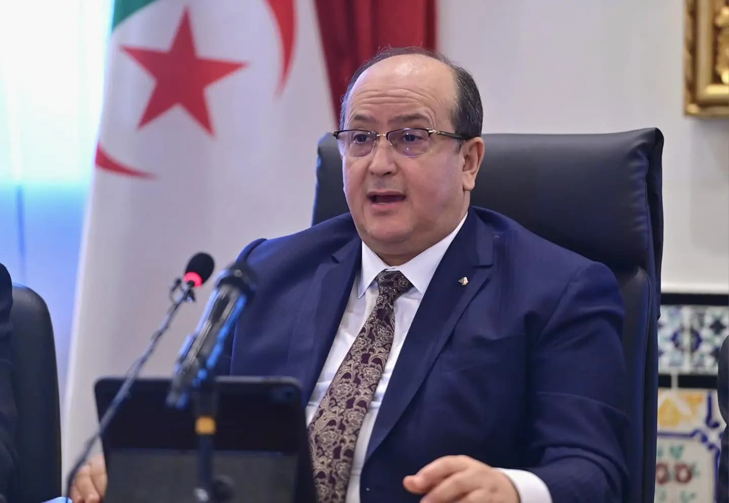 突尼斯——阿尔及利亚总理赛菲·格里布先生于周五在突尼斯首都表示，阿尔及利亚与突尼斯之间的合作关系如今已达到高度成熟和丰富经验的阶段，这使双方能够制定创新且切合实际的机制，从而克服在落实两国共同愿景过程中可能遇到的任何障碍。
