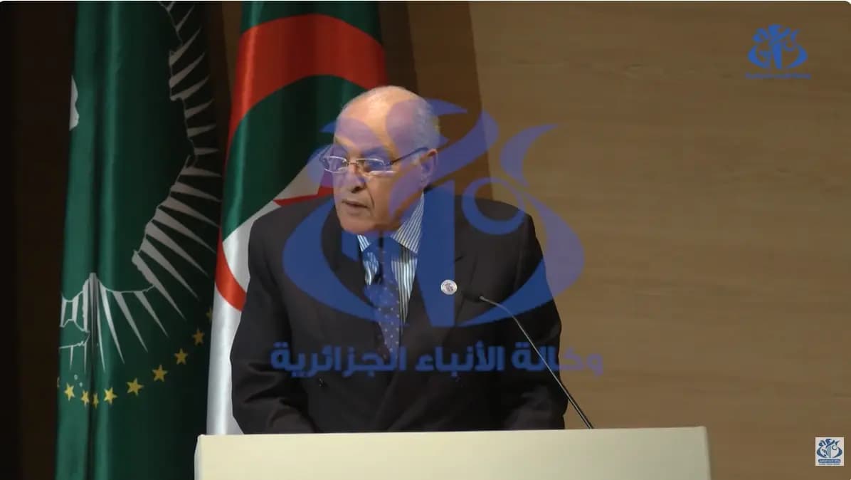 阿尔及利亚国务部长、外交及海外侨务与非洲事务部长艾哈迈德·阿塔夫于本周日，在阿尔及尔首都“阿卜杜勒·拉蒂夫·拉哈尔”国际会议中心表示，总统阿卜杜勒·马吉德·特本
在提出举办非洲殖民罪行国际会议的倡议中发挥了重要作用。

在会议开幕式上的致辞中，阿塔夫部长向与会者转达了总统的问候，并强调此次重要会议在总统的高度关怀下举行，同时与非洲联盟委员会密切协调。他指出，总统在今年年初非洲联盟常规峰会上提出举办此次国际会议的倡议，并得到了“非洲兄弟国家的一致赞同与支持”。