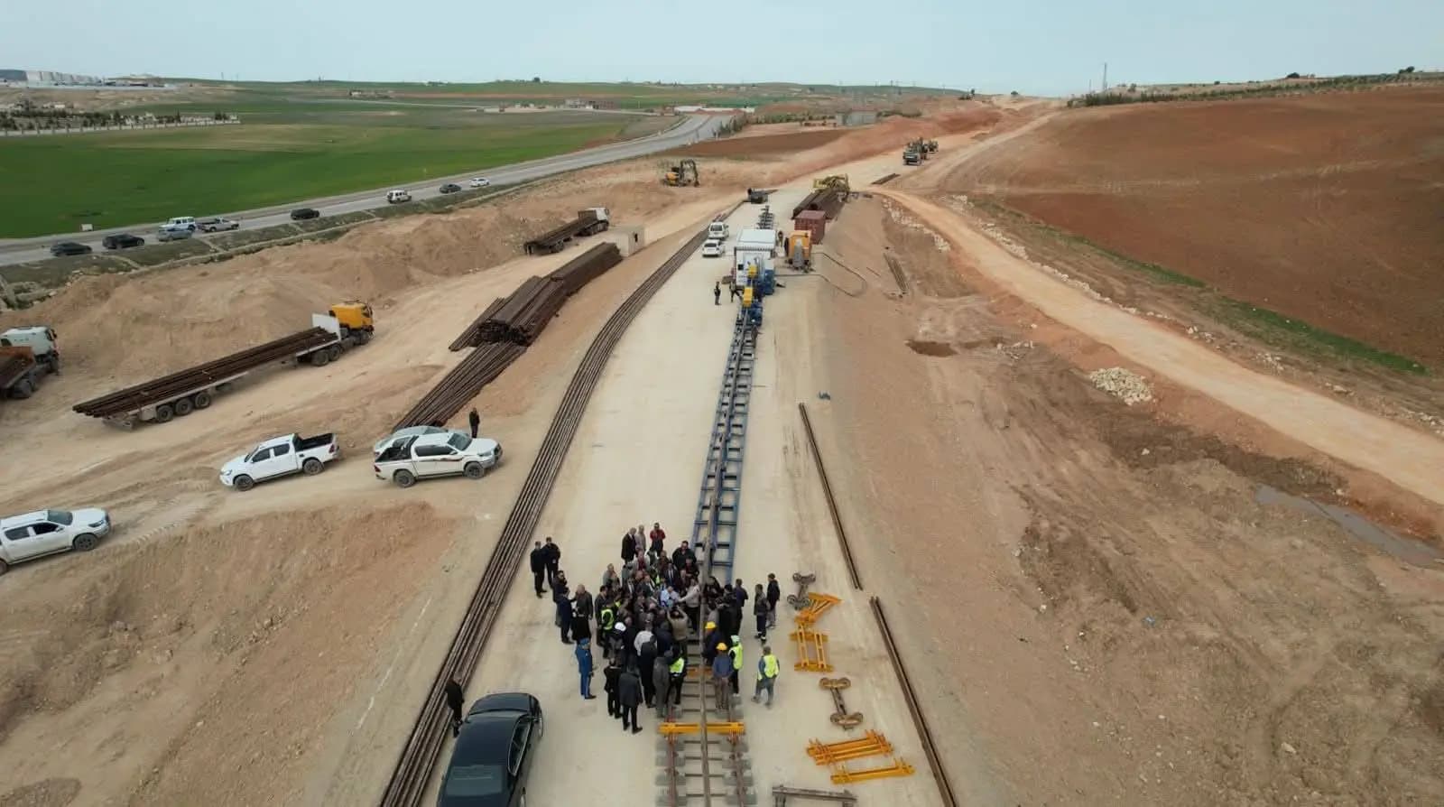 杰拉乌伊部长视察德雷阿至瓦德·埃尔凯布里特段东部矿业铁路施工现场